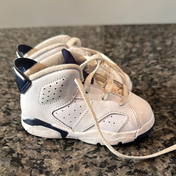Jordan baby 6 EUC White and Blue Sneakers with Iconic Jumpman Logo - Picture 5 of 14